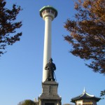 釜山タワーと李舜臣将軍像